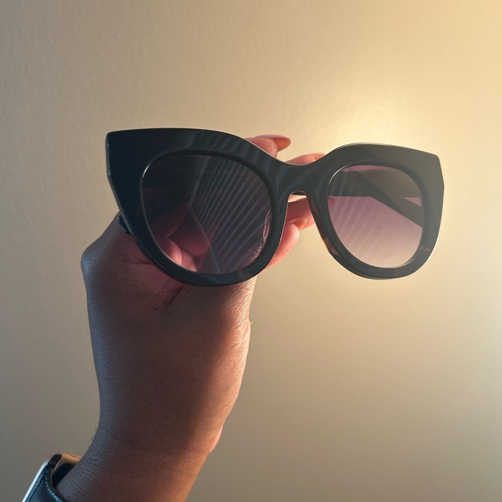 Le Specs Airy Canary in black and tortoise
